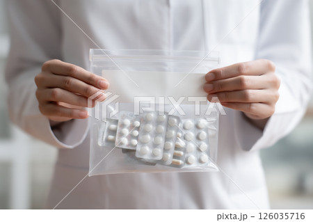お薬の入った袋を手に持つ薬剤師などの医療スタッフ 126035716