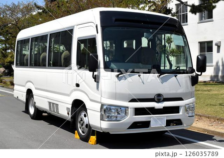 駐車場に並ぶマイクロバス (日野・リエッセII 2代目) 駐車場に並ぶマイクロバス (日野・リエッセII 2代目) 126035789