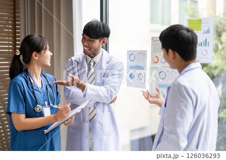 Healthy Communication: Doctors sharing insights on patient data Healthy Communication: Doctors sharing insights on patient data 126036293