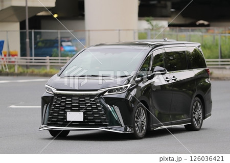 黒い高級ミニバン　イメージ 126036421