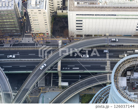 東京・池袋 高層ビルから見下ろす高速道路の俯瞰風景 東京・池袋 高層ビルから見下ろす高速道路の俯瞰風景 126037144