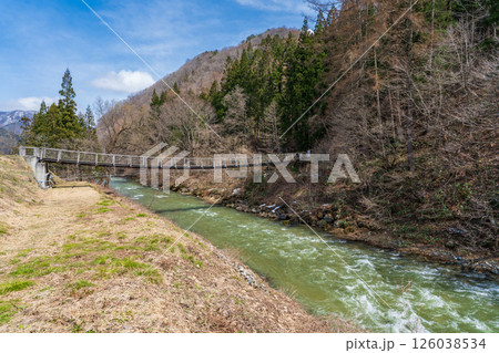 長野県白馬村　大出公園の姫川に架かる下流側の吊橋　押込橋 126038534