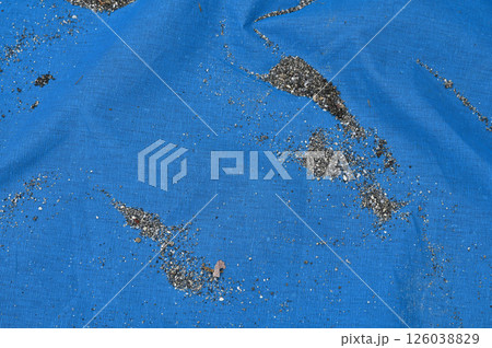 ブルーシートと砂利 ブルーシートと砂利 126038829