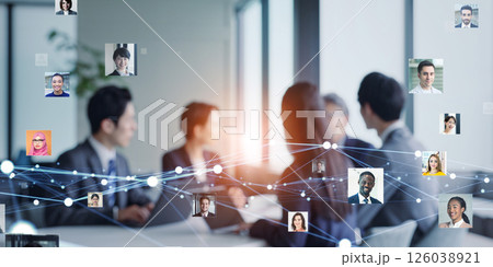 会議するビジネスパーソンのグループと多国籍の人々のネットワーク 126038921