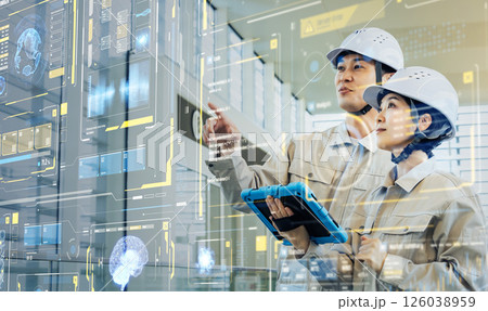 工場でホログラム画面を見る男女エンジニア 126038959
