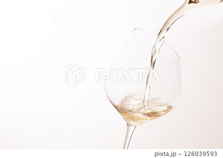 白ワインをグラスに注ぐ 白ワインをグラスに注ぐ 126039593
