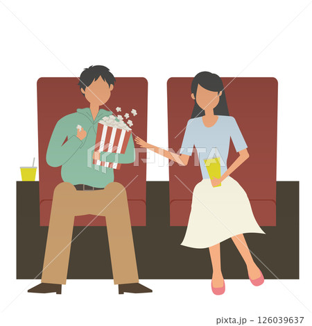 映画館でジュースとポップコーンを手に持って干渉しているカップル 126039637