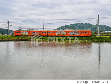 水田の水鏡に映る近江鉄道ラッピング車輌 新名神土山サービスエリア 水田の水鏡に映る近江鉄道ラッピング車輌 新名神土山サービスエリア 126039721