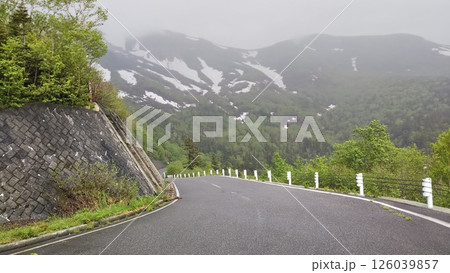 霧に包まれた乗鞍高原の山道 霧に包まれた乗鞍高原の山道 126039857