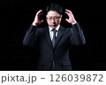 暗闇の中で悩んでいるビジネスマン 126039872