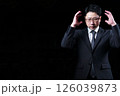 暗闇の中で悩んでいるビジネスマン 126039873