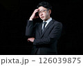 暗闇の中で悩んでいるビジネスマン 126039875