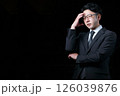 暗闇の中で悩んでいるビジネスマン 126039876