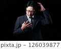 暗闇の中で悩んでいるビジネスマン 126039877