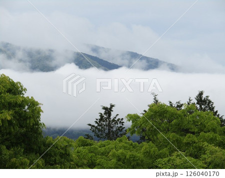 雲に覆われる山 126040170