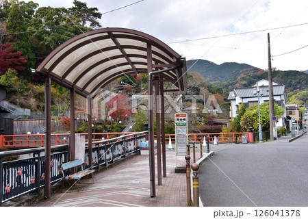 湯河原町　落合橋バス停と千歳川落合橋と町並み 126041378