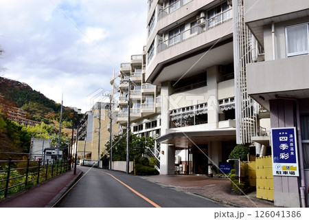 湯河原町　千歳川沿いの宿泊施設ホテル四季彩と町並み 126041386