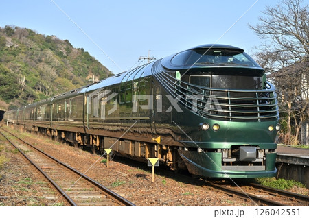 早朝の東浜駅に入線するトワイライトエクスプレス瑞風 早朝の東浜駅に入線するトワイライトエクスプレス瑞風 126042551