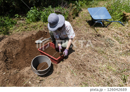 荒れ地を開墾している女性　田舎に移住する人たち 126042689