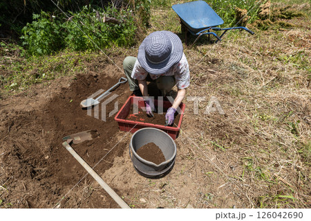 荒れ地を開墾している女性　田舎に移住する人たち 126042690
