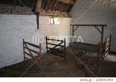 ウェールズ・カーディフのコスメストン中世村の家畜小屋 ウェールズ・カーディフのコスメストン中世村の家畜小屋 126042969