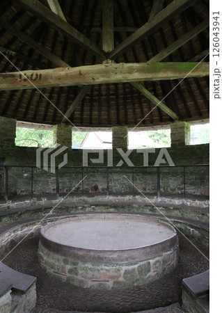 ウェールズ、セント・ファガンズ歴史村の闘鶏場 126043941