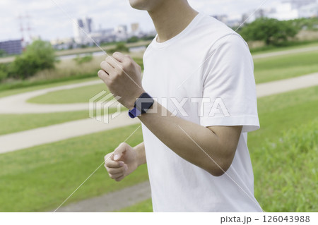 ランニングする若い男性の手元のアップ ランニングする若い男性の手元のアップ 126043988