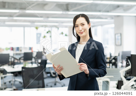 オフィスで仕事をする若いビジネスウーマン オフィスで仕事をする若いビジネスウーマン 126044091