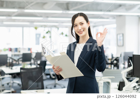 オフィスで仕事をする若いビジネスウーマン オフィスで仕事をする若いビジネスウーマン 126044092