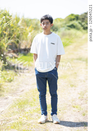 ポケットに手を入れて立つ少年 ポケットに手を入れて立つ少年 126045221