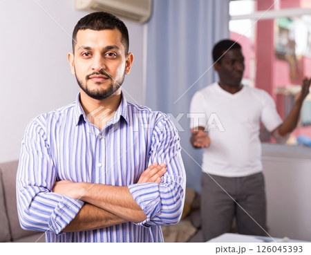 外国人ルームメイト二人 126045393