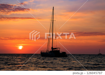 ハワイの休日　ハワイ島　パプナビーチパーク州立公園のサンセット 126045787