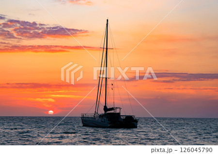 ハワイの休日　ハワイ島　パプナビーチパーク州立公園のサンセット 126045790