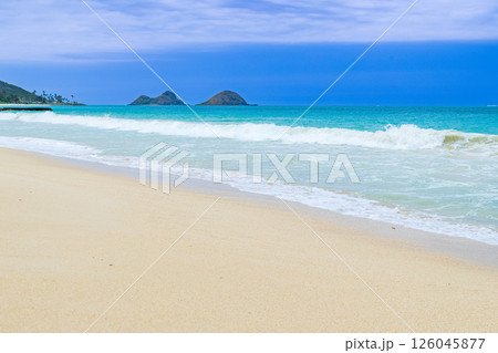 ハワイの休日　青空と海と白い砂浜　オアフ島ベローズビーチから望むモクルア島 126045877
