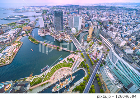 日本の横浜都市景観2隻の豪華客船。桜木町駅や日本丸、大さん橋のリビエラ、ダイヤモンドなどを望む… 日本の横浜都市景観2隻の豪華客船。桜木町駅や日本丸、大さん橋のリビエラ、ダイヤモンドなどを望む… 126046394