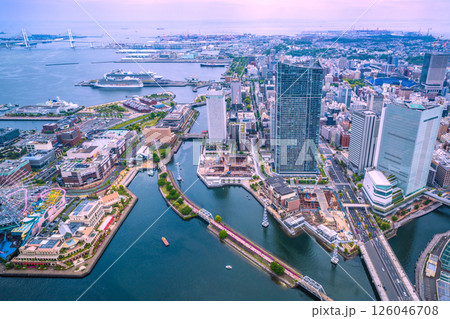 日本の横浜都市景観3隻の豪華客船。桜木町駅前やリビエラ、ダイヤモンド…、クイーン・エリザベスなど 日本の横浜都市景観3隻の豪華客船。桜木町駅前やリビエラ、ダイヤモンド…、クイーン・エリザベスなど 126046708