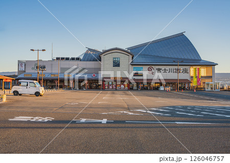 朝の富士市の富士川サービスエリアの風景(静岡県) 126046757