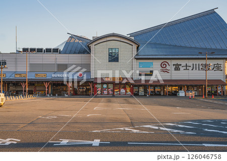 朝の富士市の富士川サービスエリアの風景(静岡県) 126046758