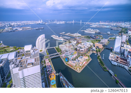 日本の横浜都市景観4隻の豪華客船。ノルウェージャン…やリビエラ、ダイヤモンド…、クイーン・エリザベス 126047013