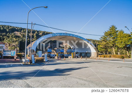 函南町にある伊豆スカイラインの熱海峠料金所の風景(静岡県) 126047078