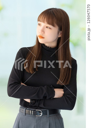 腕組みをして考える若い女性・ビジネスウーマン 腕組みをして考える若い女性・ビジネスウーマン 126047570