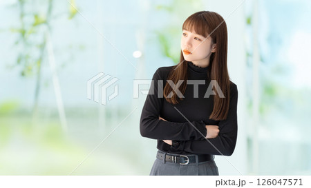 腕組みをして考える若い女性・ビジネスウーマン 126047571