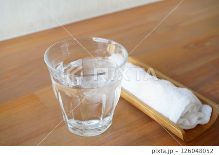 お冷とおしぼり 126048052