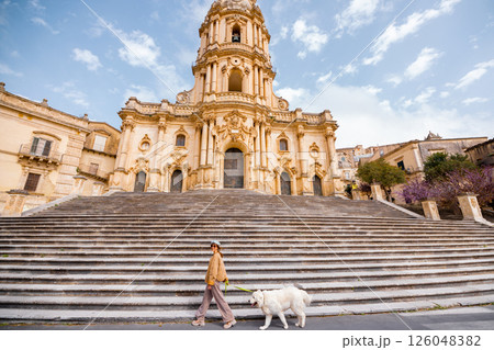 Walking by San Giorgio Cathedral in Modica 126048382
