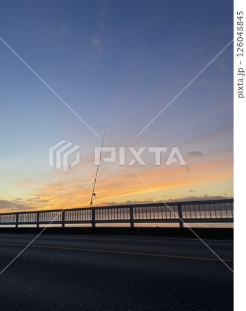 道路に沈む夕日 126048845