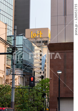 梅田LOFT　外観　遠景　街並み　縦　高画素 126051735