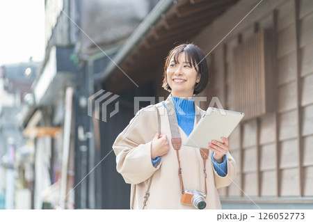 タブレットを操作する女性　タブレットを持って観光する女性 126052773