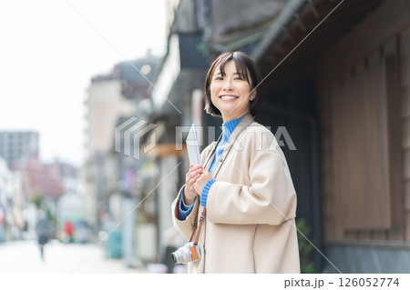 タブレットを操作する女性　タブレットを持って観光する女性 126052774