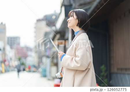 タブレットを操作する女性　タブレットを持って観光する女性 126052775