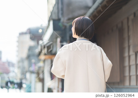 食べ歩きをする女性　観光する女性　観光、女性、旅行、笑顔、一人旅、記念写真 126052964